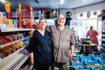 Buren verrassen populaire  kruideniers Paul en Linda vlak voor pensioen