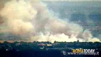 Grosso incendio a Roma, brucia l'area a ridosso dell'università. Fumo visibile a chilometri di distanza