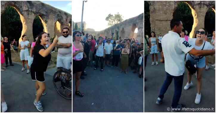Roma, tensione al presidio anti-razzista organizzato dopo una rissa tra famiglie italiane e indiane. Insulti ai manifestanti: “Fate schifo”