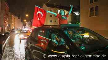 Türkische Fans feiern EM-Sieg mit Autokorsos