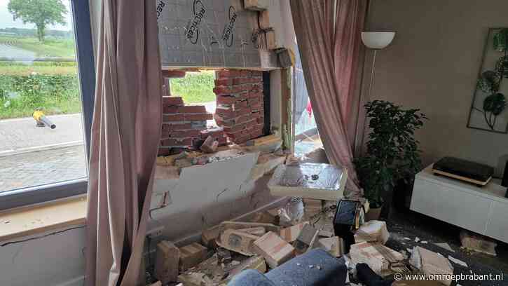 Buren werden wakker van enorme crash auto tegen huis: 'Het leek net onweer'