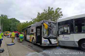 Frontale botsing tussen twee lijnbussen: negen gewonden