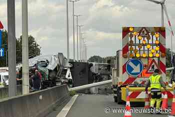 Kilometerslange file door gekantelde vrachtwagen bij verkeerswisselaar in Loppem