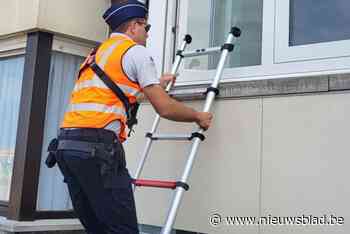 Wijkinspecteur haalt ladder in politiehuis om vrouw in appartement te laten