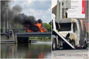 Bestelwagen brandt uit na kop-staartaanrijding tussen vier wagens op brug