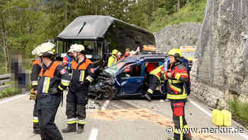 Auto kollidiert mit Reisebus: Oberauer (37) schwer verletzt