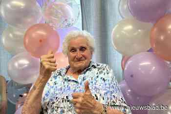 Goedgeluimde Wis Oorts geniet zichtbaar van feest voor haar 103de verjaardag