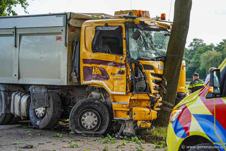 Ravage nadat vrachtwagen tegen boom botst, chauffeur gewond naar ziekenhuis