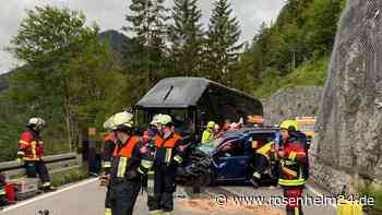 Reisebus-Unfall in Bayern: Autofahrer (37) und Touristen teils schwer verletzt