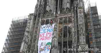 Botschaft am höchsten Kirchturm der Welt: Klimaaktivisten hissen Banner am Ulmer Münster