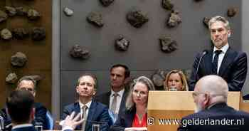 Premier Schoof onder vuur: neemt hij afstand van hoofddoekkritiek PVV? ‘Ik kijk haar niet kil in de ogen’