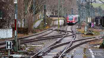 Am Bahnhof in Freilassing: Bagger ins Gleis gestürzt