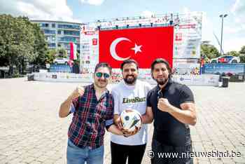 Toeteren, thee en Turkse muziek: Turkse voetbalfans palmen zaterdag Dusartplein in tijdens match tegen Nederland