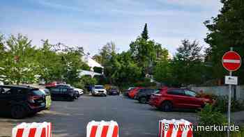 Betonblöcke: Amt verschärft Parkplatzsituation an Freisinger Kita – und reagiert auf Proteste