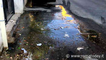 Strada allagata e lesioni dell'asfalto a Torrevecchia.  "Non si riesce nemmeno a entrare in casa"