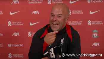 Arne Slot laat Engelse pers lachen tijdens eerste persconferentie bij Liverpool met grappen over Van Dijk en Cody Gakpo