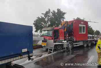 Kopstaartaanrijding met twee vrachtwagens: brandweer moet geknelde chauffeur bevrijden