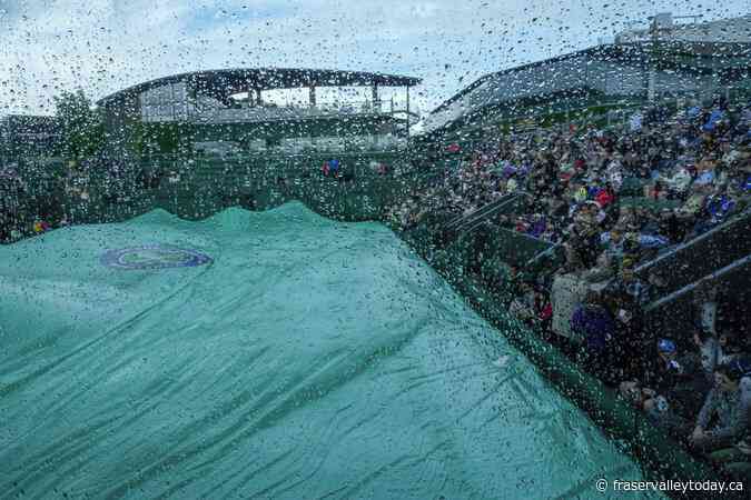 Third-round play at Wimbledon gets underway after 2-hour rain delay