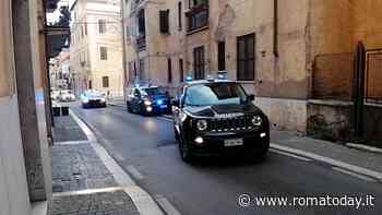 Automobilista picchiato con un manganello durante una lite stradale