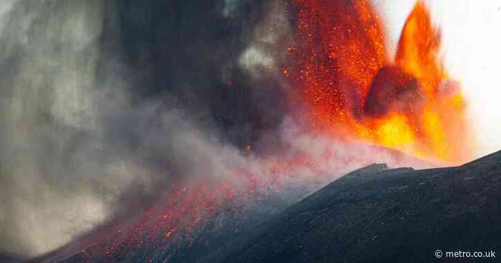Stunning pictures show Mount Etna explosion in detail as flights disrupted