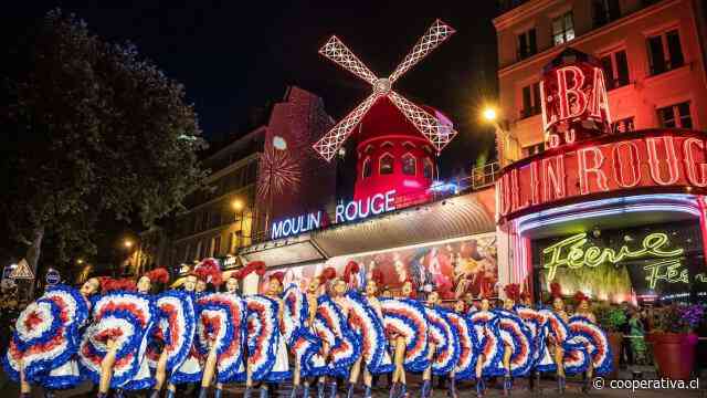 Con cancán en la calle: El clásico Moulin Rouge festejó sus nuevas aspas