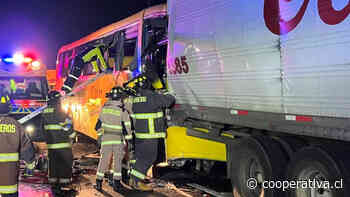 Chofer y auxiliar de un bus murieron tras colisionar con camión en Paine