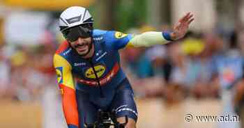 Kussende renner krijgt boete omdat hij stopte in tijdrit Tour de France, collega sneert naar UCI: ‘Wat een grap’