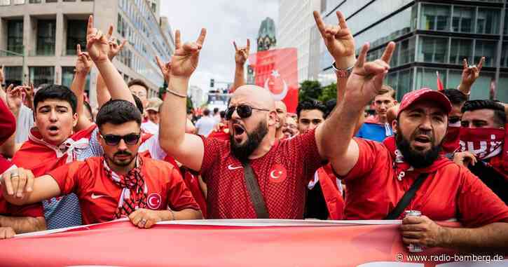 Polizei unterbricht türkischen Fanmarsch wegen Wolfsgruß