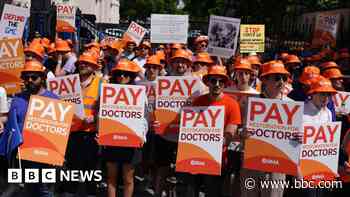 Starmer pledges to fix 'broken' NHS ahead of pay talks