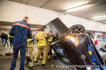 Auto belandt op zijkant in parkeergarage winkelcentrum Stadshagen