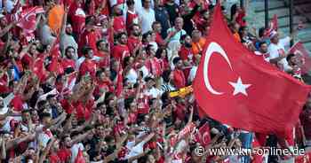 EM 2024: Türkei-Fans zeigen Wolfsgruß während Nationalhymne in Berlin