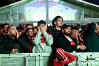 Teleurstelling bij Turkse fans na uitschakeling op EK: “We waren moe maar op wilskracht lukte het bijna toch nog”