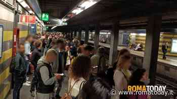 Attese estenuanti sulle metro B e B1. Gli utenti scrivono a Gualtieri