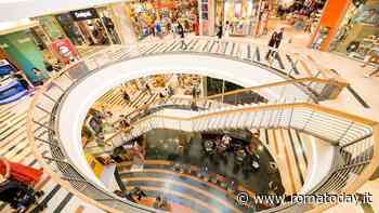 Rapina con sparatoria al centro commerciale Roma est