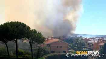 Incendio a Val Cannuta, le fiamme minacciano le villette di un residence. Evacuati i residenti