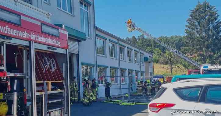 80 Feuerwehrkräfte bei Dachstuhlbrand im Kreis Forchheim im Einsatz