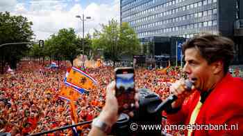Oranjestoet onderweg naar het stadion voor EK-wedstrijd Nederland