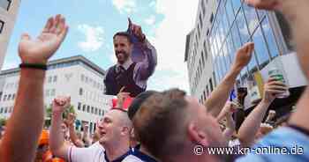 EM 2024: England-Fans feiern Polizisten in Dortmund – Southgate-Doppelgänger