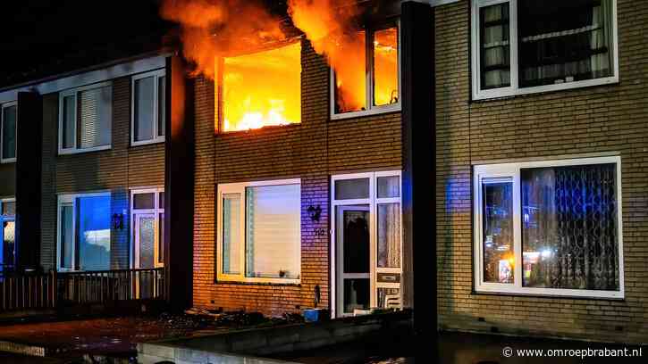 Hevige brand in huis, meerdere bewoners ademen rook in