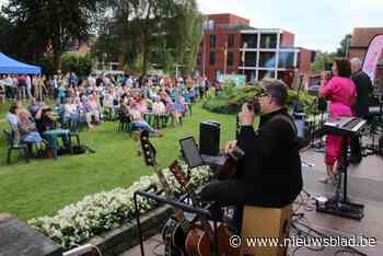 IN BEELD. Lochristi viert Vlaamse feestdag met dubbelconcert (en Willy Sommers kwam dan toch niet)