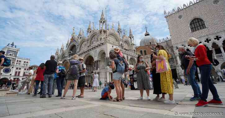 Venezia, ora il Comune vuol raddoppiare il ticket di ingresso: costerà dieci euro nei giorni più affollati. “Obiettivo scoraggiare gli arrivi”