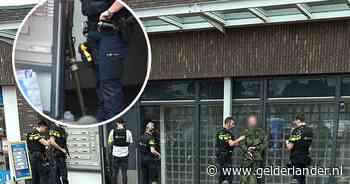 Militair loopt in uniform en met wapen door winkelcentrum: politie houdt man aan