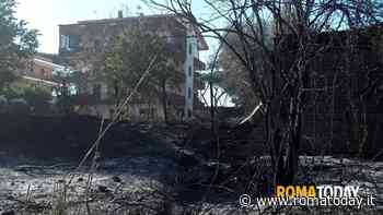 Incendio vicino alle abitazioni, evacuate 50 persone. Quattro intossicati