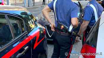 Rapinatore lancia lattine contro i clienti del bar per guadagnarsi la fuga