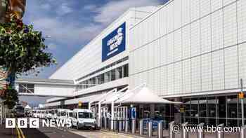 Airport security staff vote to accept new pay offer