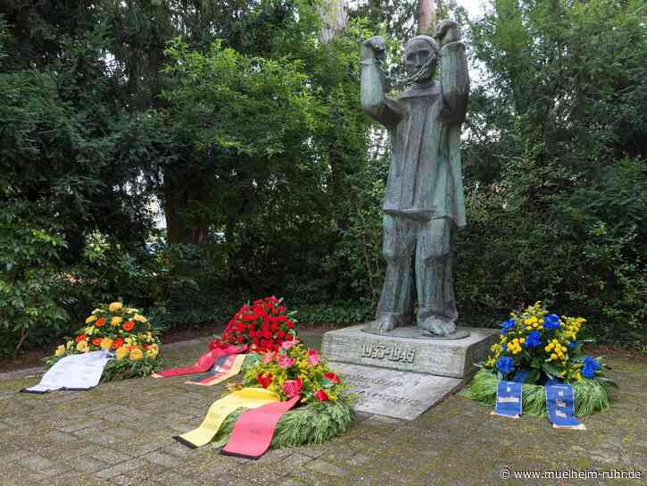 80. Jahrestag: Beflaggung und Kranzniederlegung in Gedenken an die Opfer des Nationalsozialismus