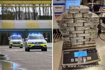 Auto crasht na achtervolging vanuit Nederland: politie neemt 20 kilo drugs in beslag