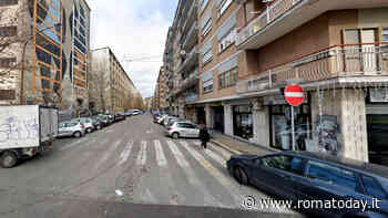 Si aggira per le strade del quartiere con una sciabola in pugno