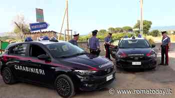 L'abbandona a casa, va in vacanza e l'anziana madre muore. Arrestata prima della fuga