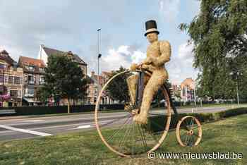 Imposante fietser uit stro verwelkomt bezoekers in De Haan (en telt af naar volksfeest)
